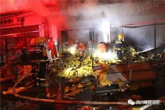 遂宁一门市半夜突发大火 7吨钱纸被烧光