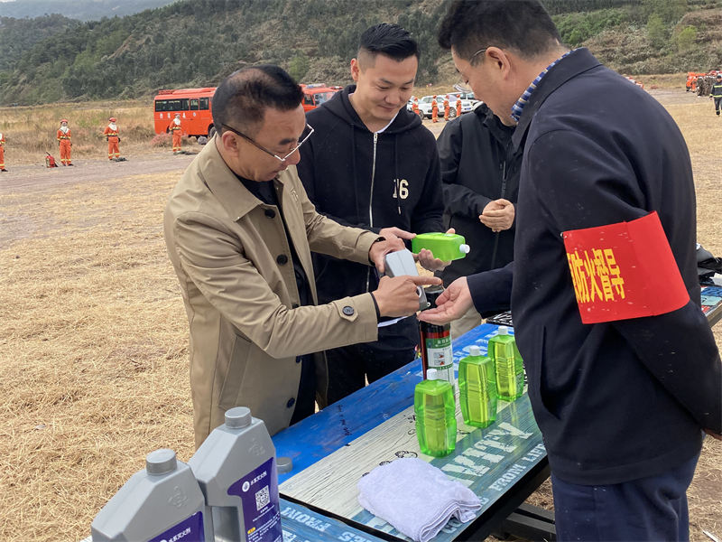 峰邦公司在凉山州西昌市举行的演练活动中展示灭火功效