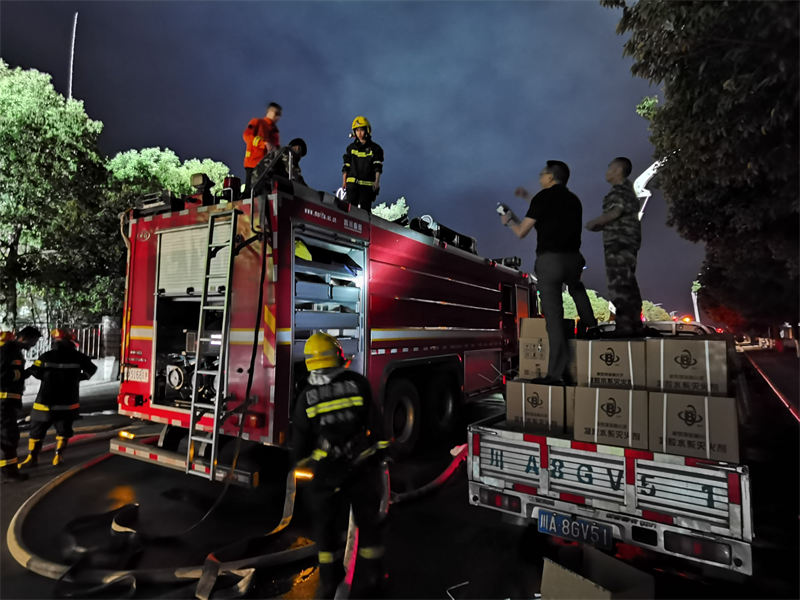 峰邦现场支援扑救5.18彭州工业开发区火灾