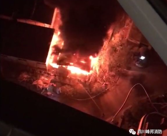 凌晨工棚突发火灾 熟睡工人已安全撤离