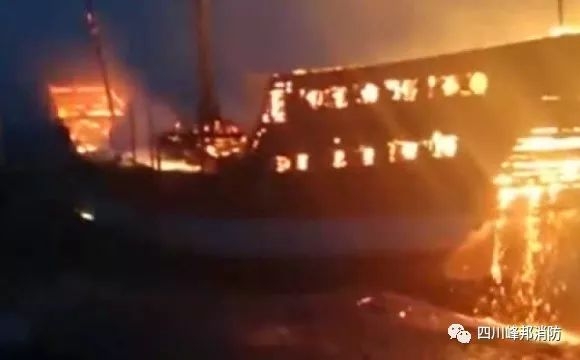 全国最大仿古木质福船失火 船长45米耗资1000多万